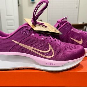 Nike Women's Quest 6 Running Shoes